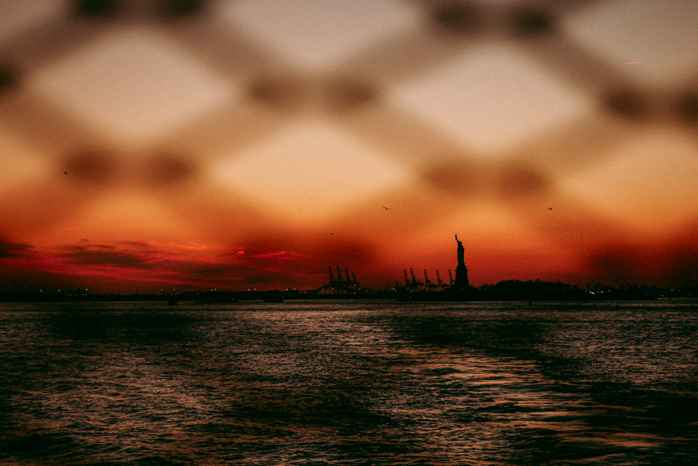 New York Freiheitsstatue Sonnenuntergang Faehre 2 - Fotografieren auf Reisen: Festbrennweite oder besser Zoom?