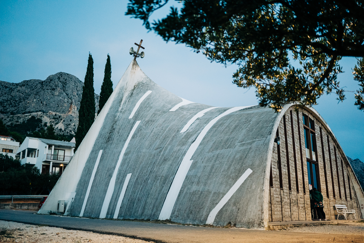 Podgora Kroatien Kirche von hinten - Urlaub in Podgora (Kroatien): Meine Erfahrung in der Nebensaison