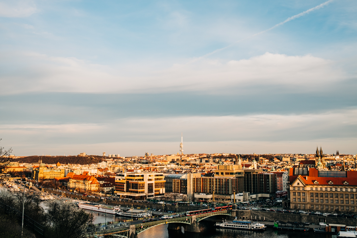Aussichtspunkte Prag Metronom - Fotospots Prag: 8 Aussichtspunkte mit Blick über die Goldene Stadt