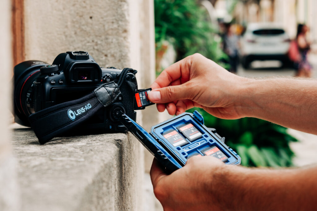 Reise Fotoausruestung Speicherkarten Schutzbox Lens Aid 1024x683 - Fotoausrüstung für die Reisefotografie: Meine Tipps für leichtes Gepäck