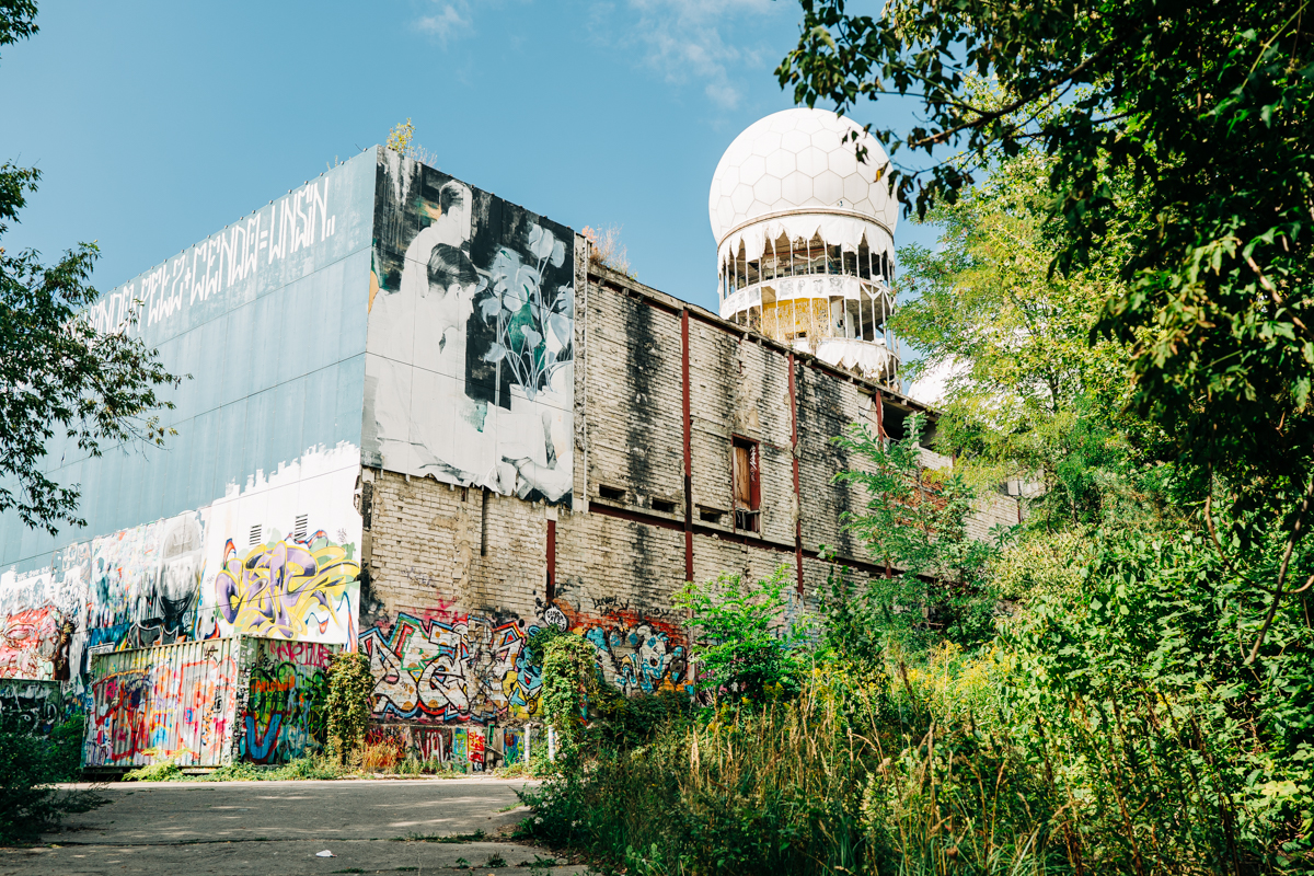 Teufelsberg Berlin Abhoeranlage Graffiti 2 - Teufelsberg Berlin: Zu Besuch in der Spionage-Ruine der Amerikaner