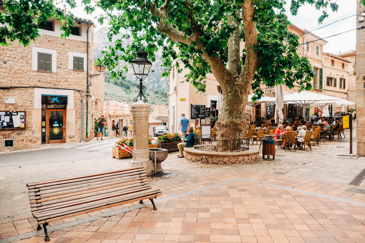 Fornalutx Mallorca Marktplatz - Eine Woche Mallorca: 9 Ausflugs-Tipps für deinen Urlaub