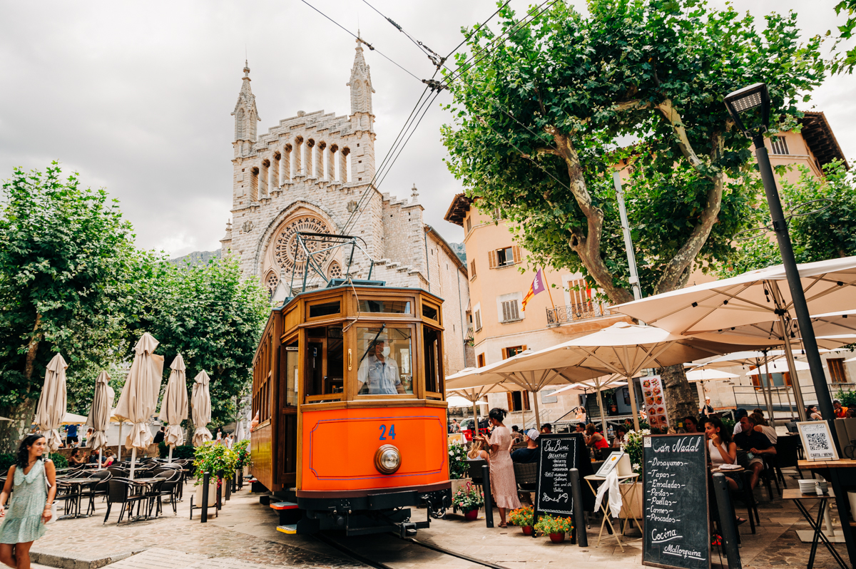 Soller Mallorca Strassenbahn Kirche Kathedrale - Eine Woche Mallorca: 9 Ausflugs-Tipps für deinen Urlaub