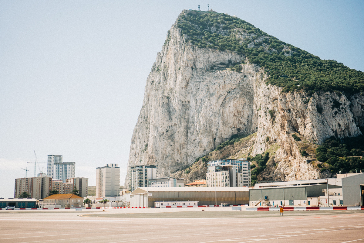 Fels von Gibraltar Affenfelsen Flughafen Landebahn - In Gibraltar sind die Affen los: Zu Besuch auf dem Affenfelsen