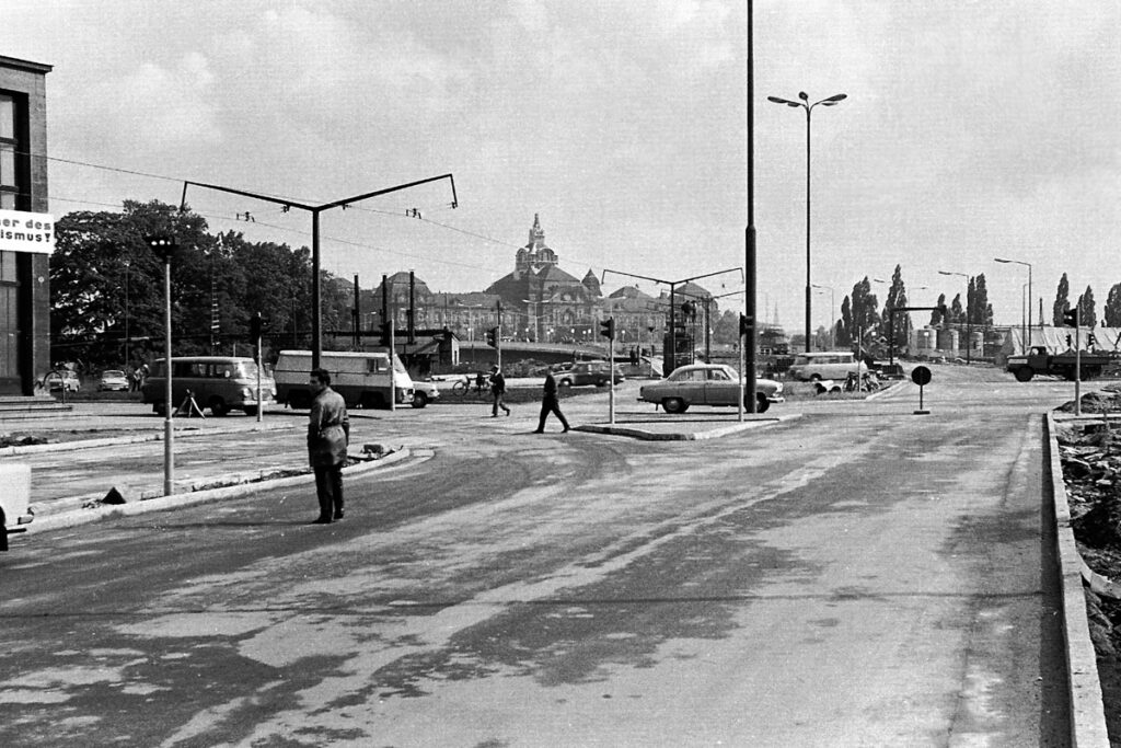 19710630100NR Dresden Carolabruecke ueber die Elbe 2