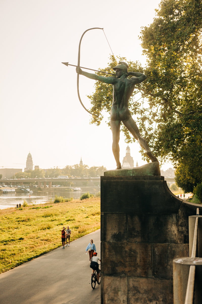 Dresden Botenschuetze Elbe Carolabruecke