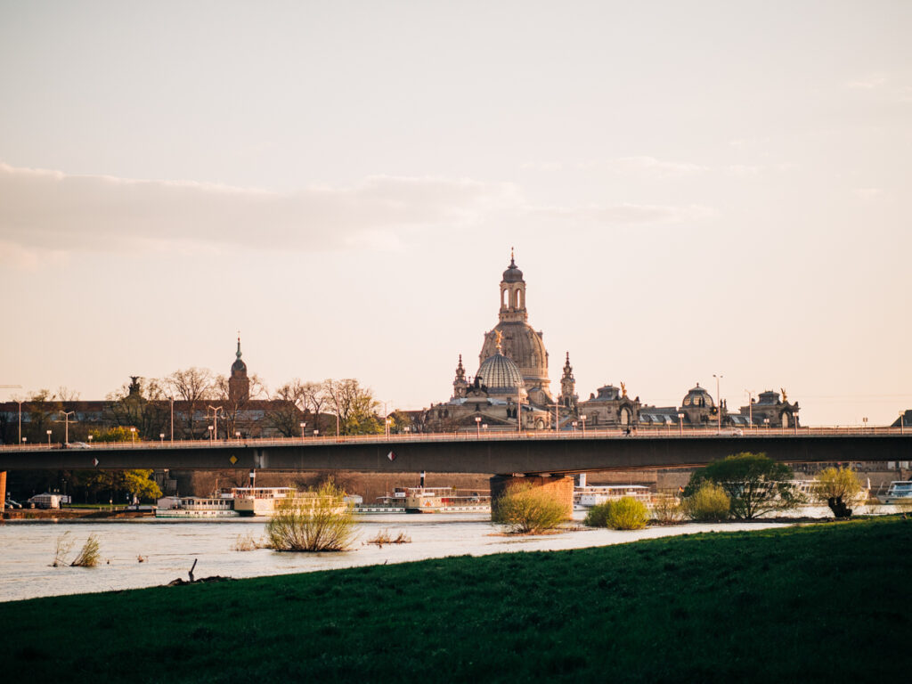 Dresden Carolabruecke Frauenkirche Elbufer 2023 1