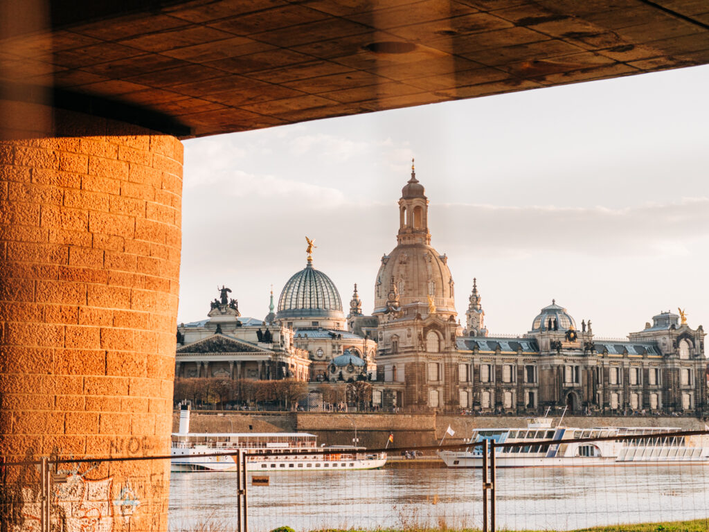 Dresden Carolabruecke Frauenkirche Elbufer 2023 5